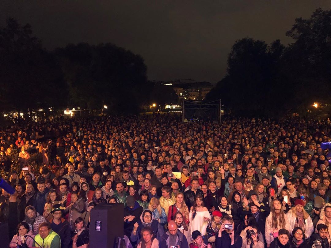 chasty svrta crowd